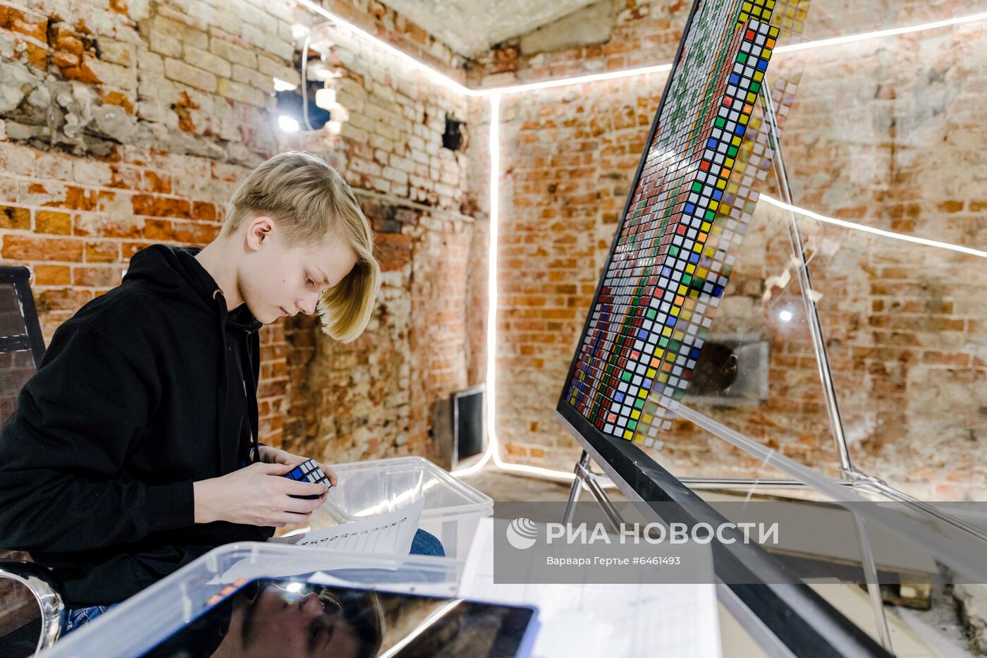 Выставка работ А. Маслова из кубиков Рубика