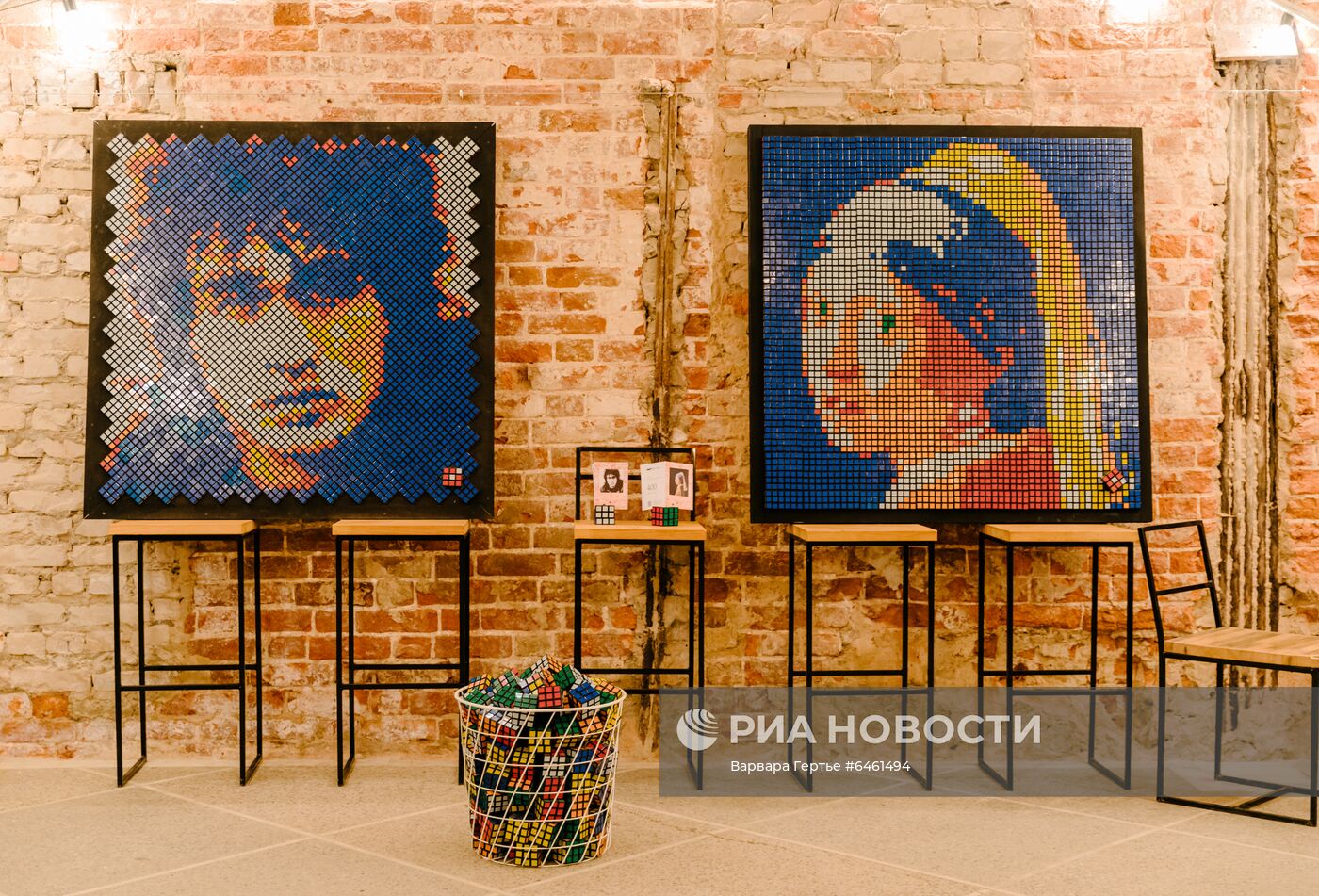 Выставка работ А. Маслова из кубиков Рубика