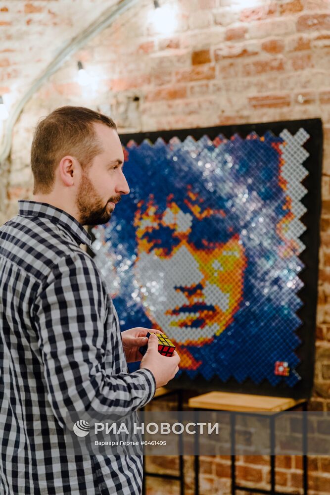 Выставка работ А. Маслова из кубиков Рубика