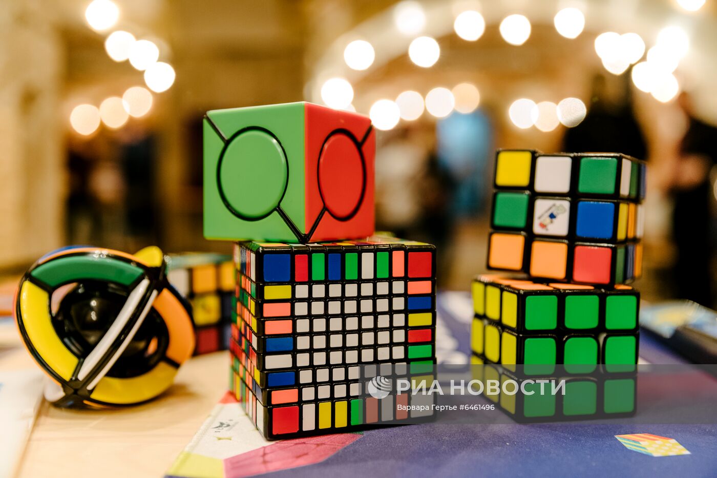 Выставка работ А. Маслова из кубиков Рубика