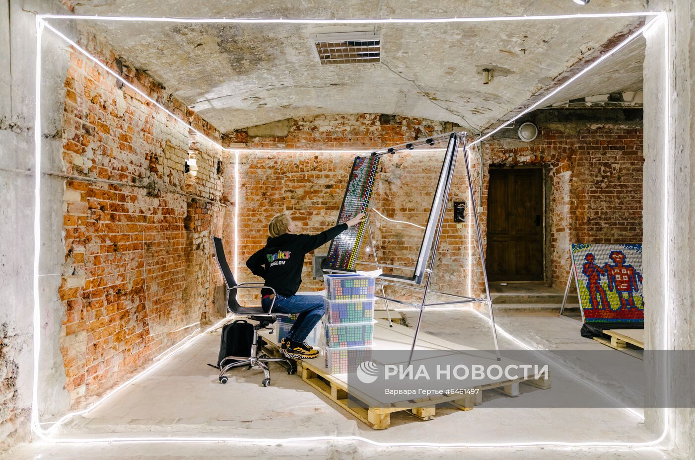 Выставка работ А. Маслова из кубиков Рубика