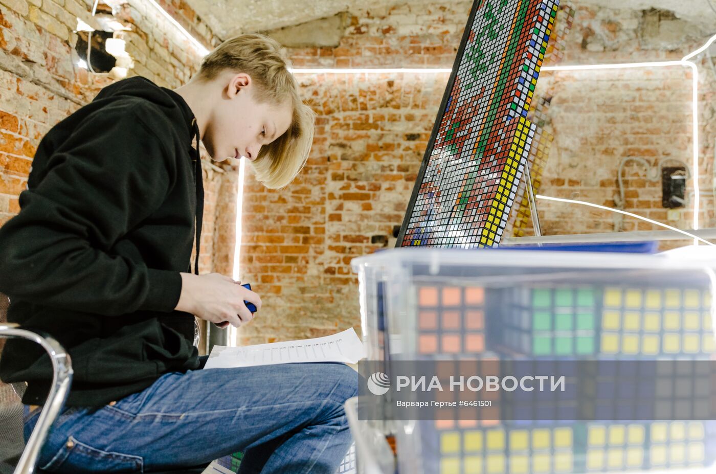 Выставка работ А. Маслова из кубиков Рубика