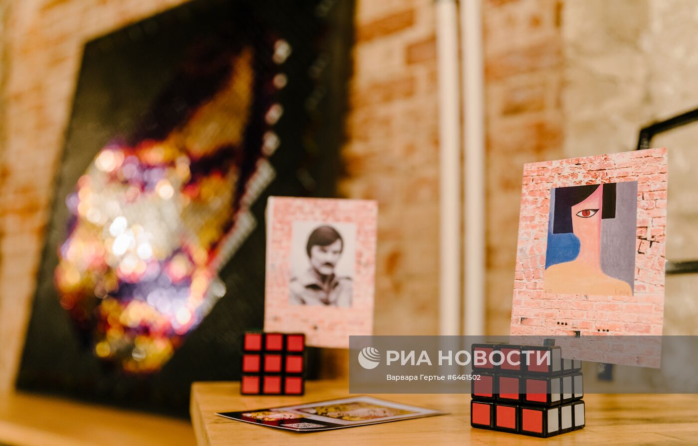 Выставка работ А. Маслова из кубиков Рубика