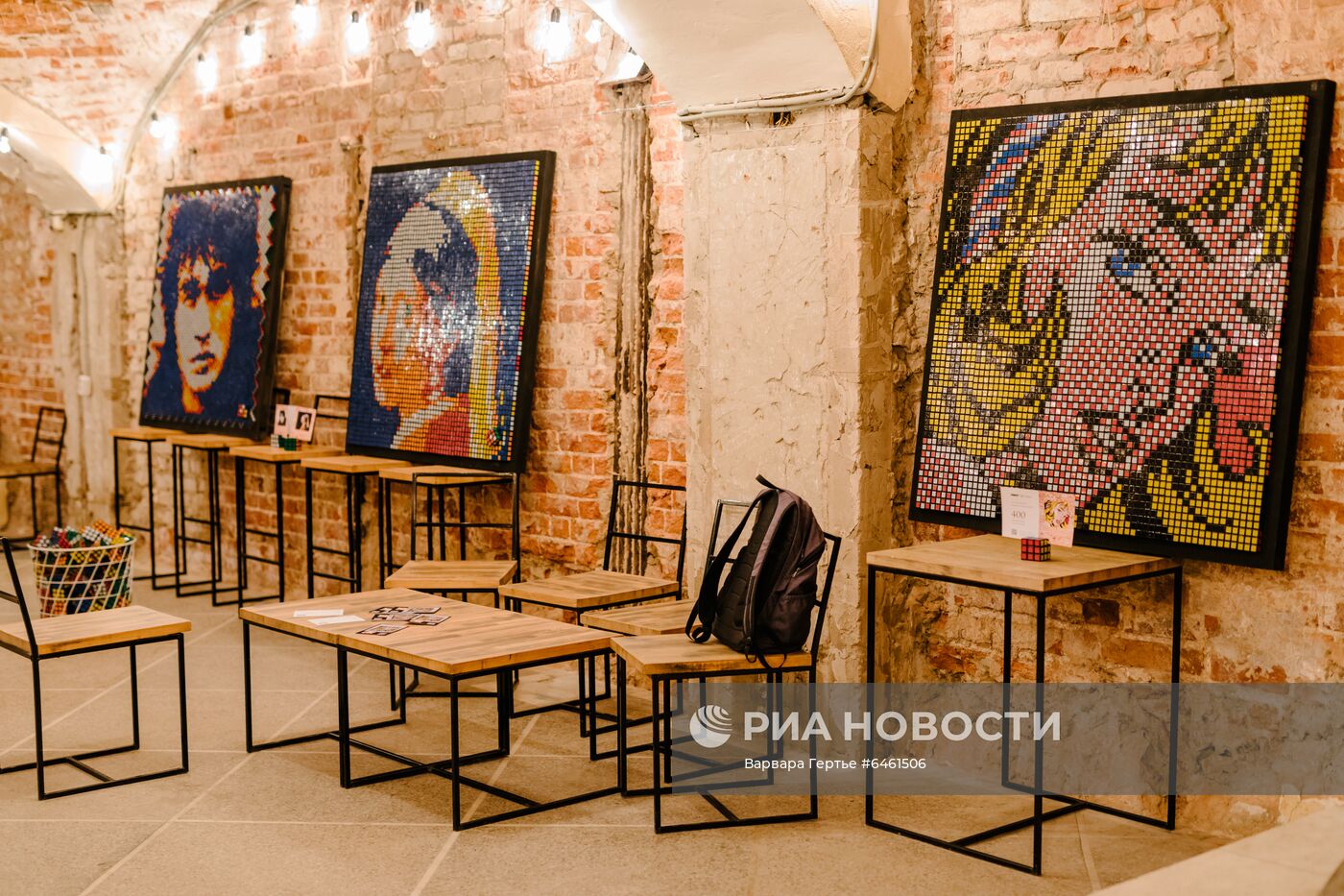 Выставка работ А. Маслова из кубиков Рубика