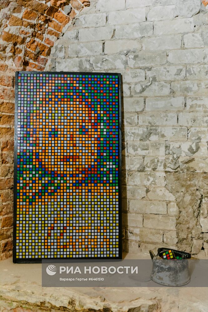 Выставка работ А. Маслова из кубиков Рубика