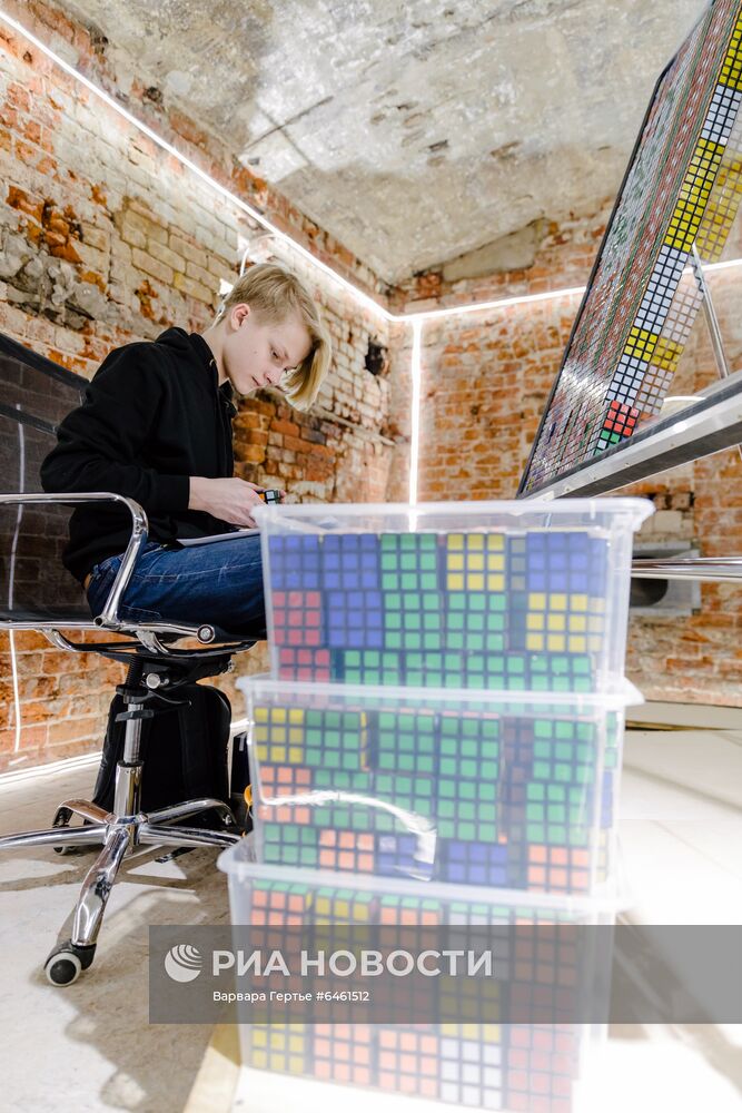 Выставка работ А. Маслова из кубиков Рубика