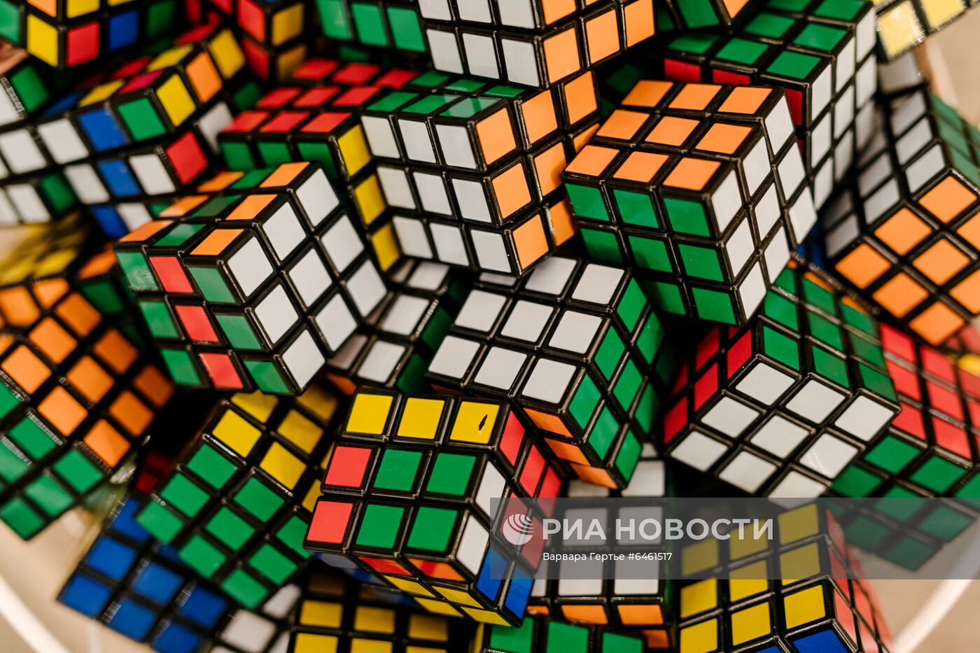 Выставка работ А. Маслова из кубиков Рубика 
