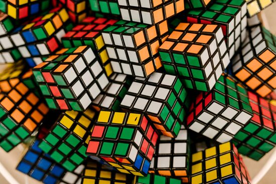 Выставка работ А. Маслова из кубиков Рубика 