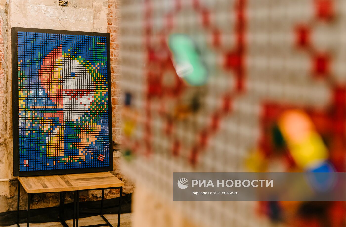 Выставка работ А. Маслова из кубиков Рубика