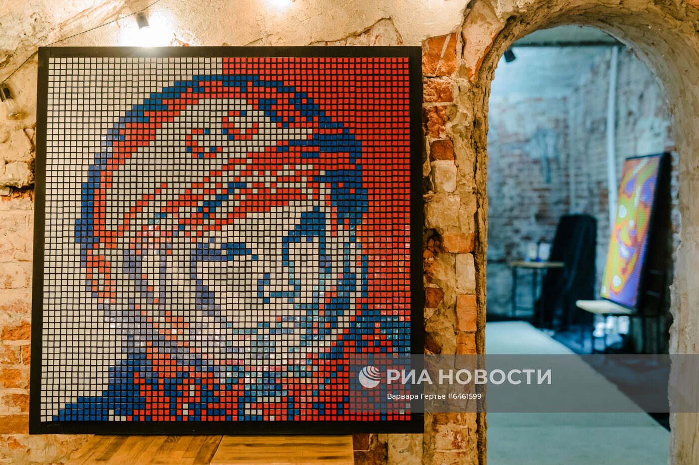 Выставка работ А. Маслова из кубиков Рубика