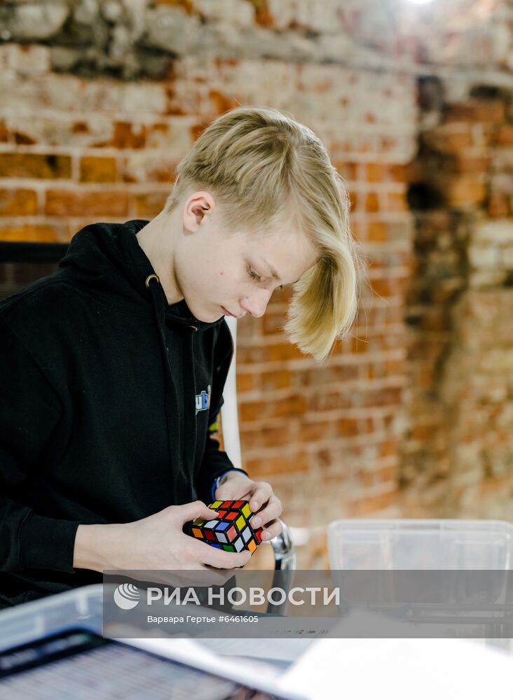 Выставка работ А. Маслова из кубиков Рубика