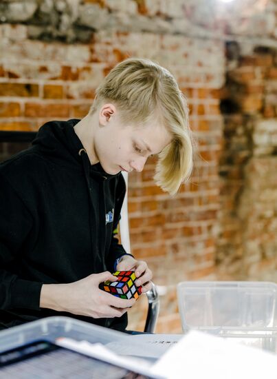 Выставка работ А. Маслова из кубиков Рубика 