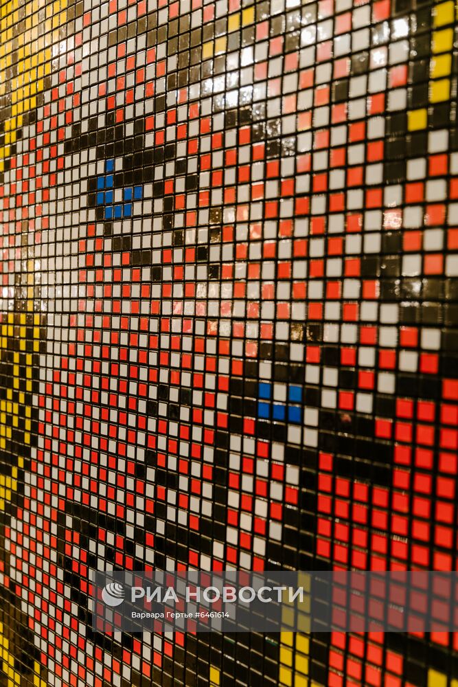 Выставка работ А. Маслова из кубиков Рубика