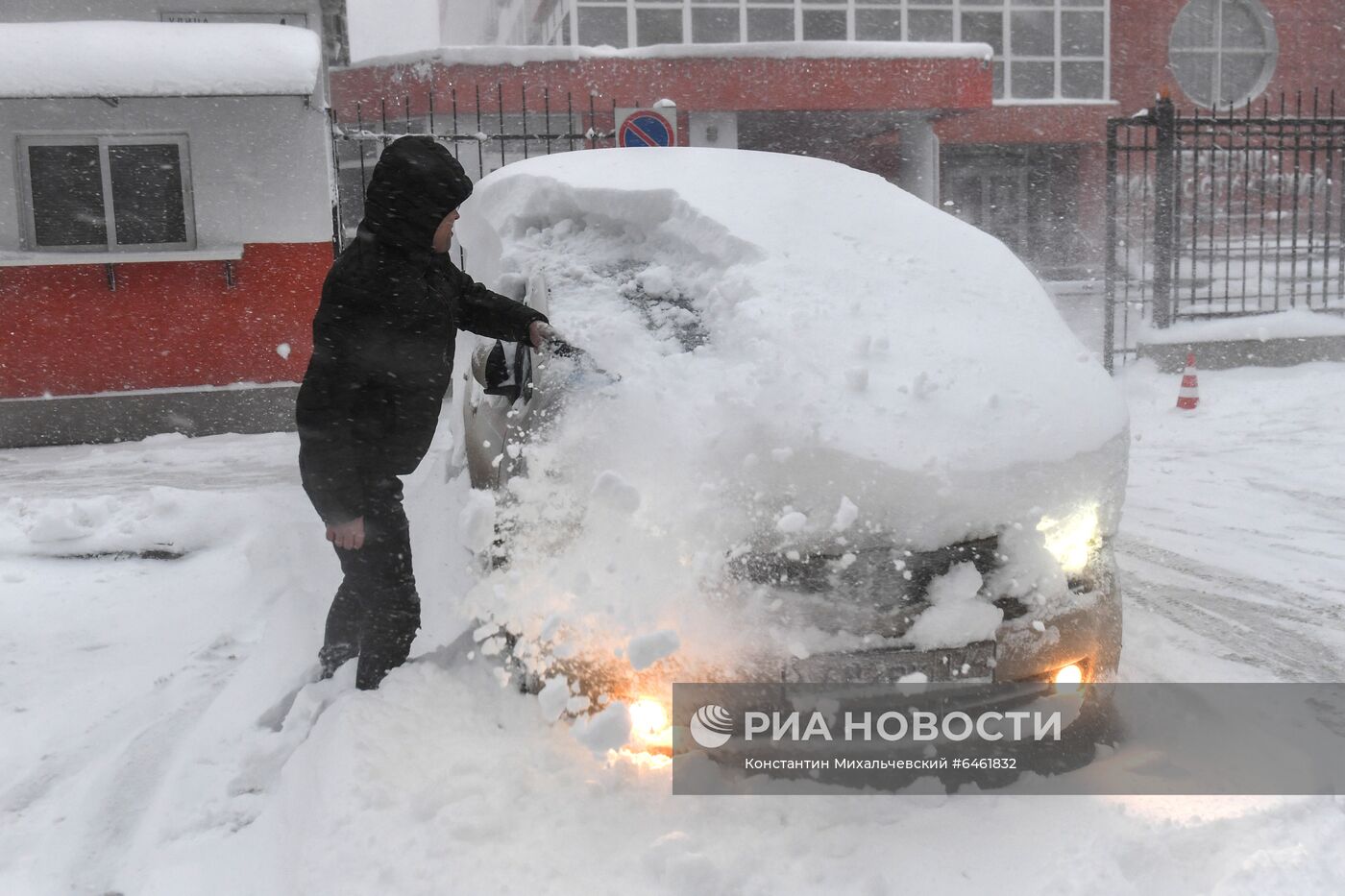 Сильный снегопад в Крыму