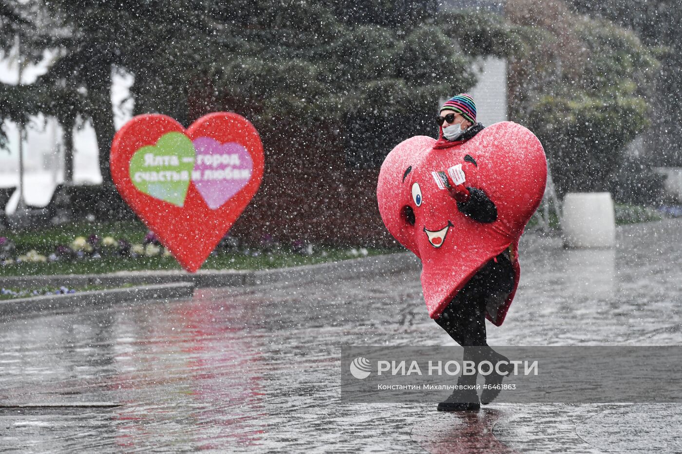 Сильный снегопад в Крыму