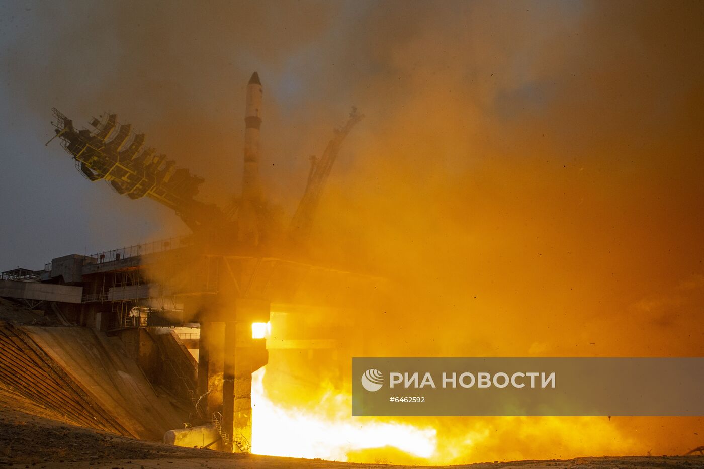 Запуск РН "Союз-2-1а" с грузовым кораблем "Прогресс МС-16" с космодрома Байконур