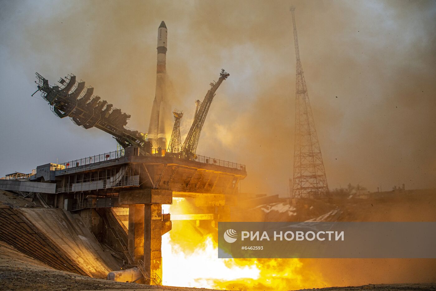 Запуск РН "Союз-2-1а" с грузовым кораблем "Прогресс МС-16" с космодрома Байконур