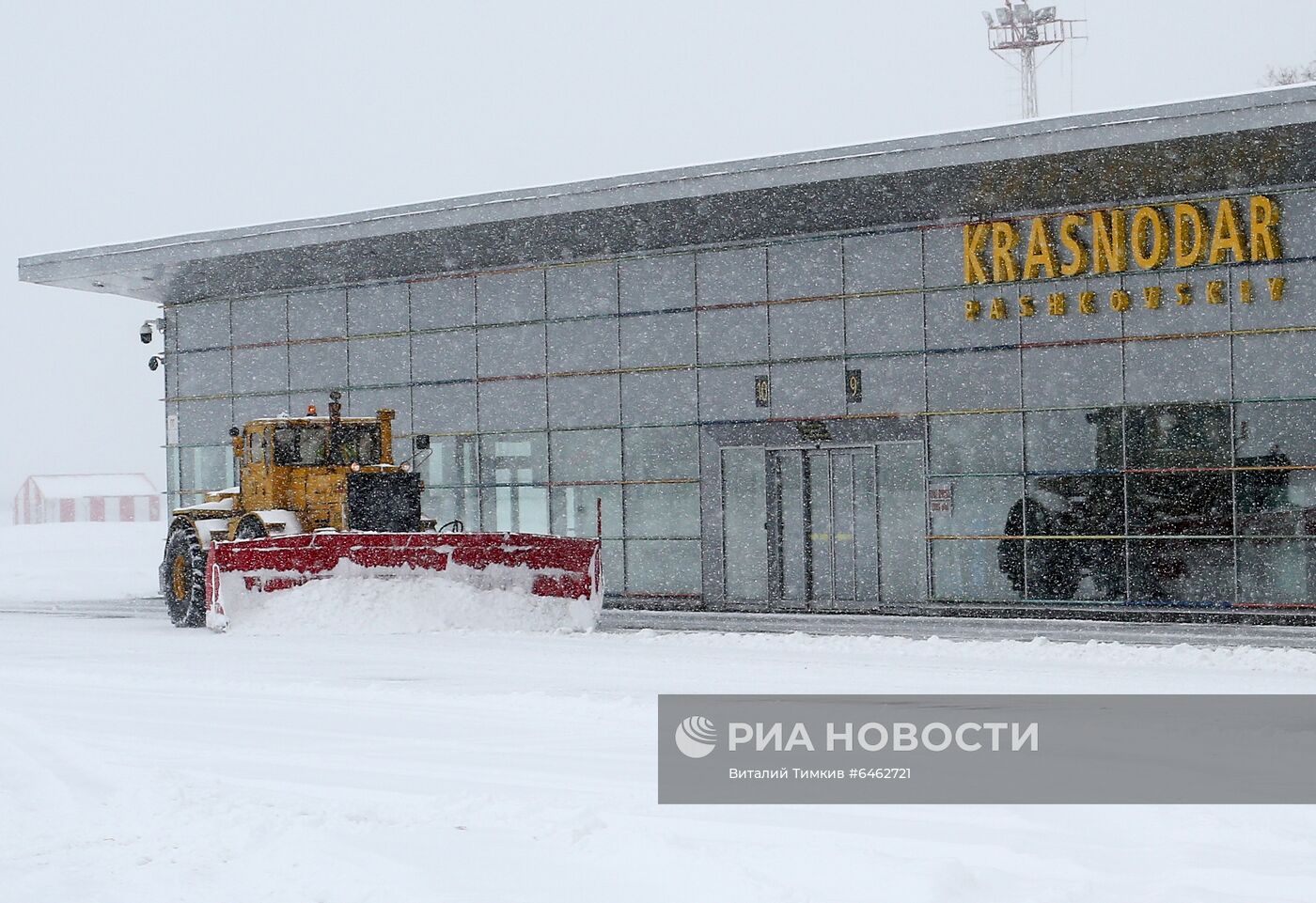 Уборка снега в аэропорту Краснодара