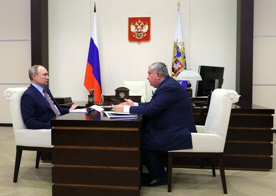 Президент РФ В. Путин встретился с главой компании "Роснефть" И. Сечиным