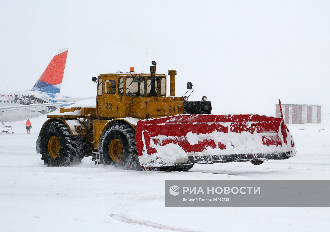 Уборка снега в аэропорту Краснодара