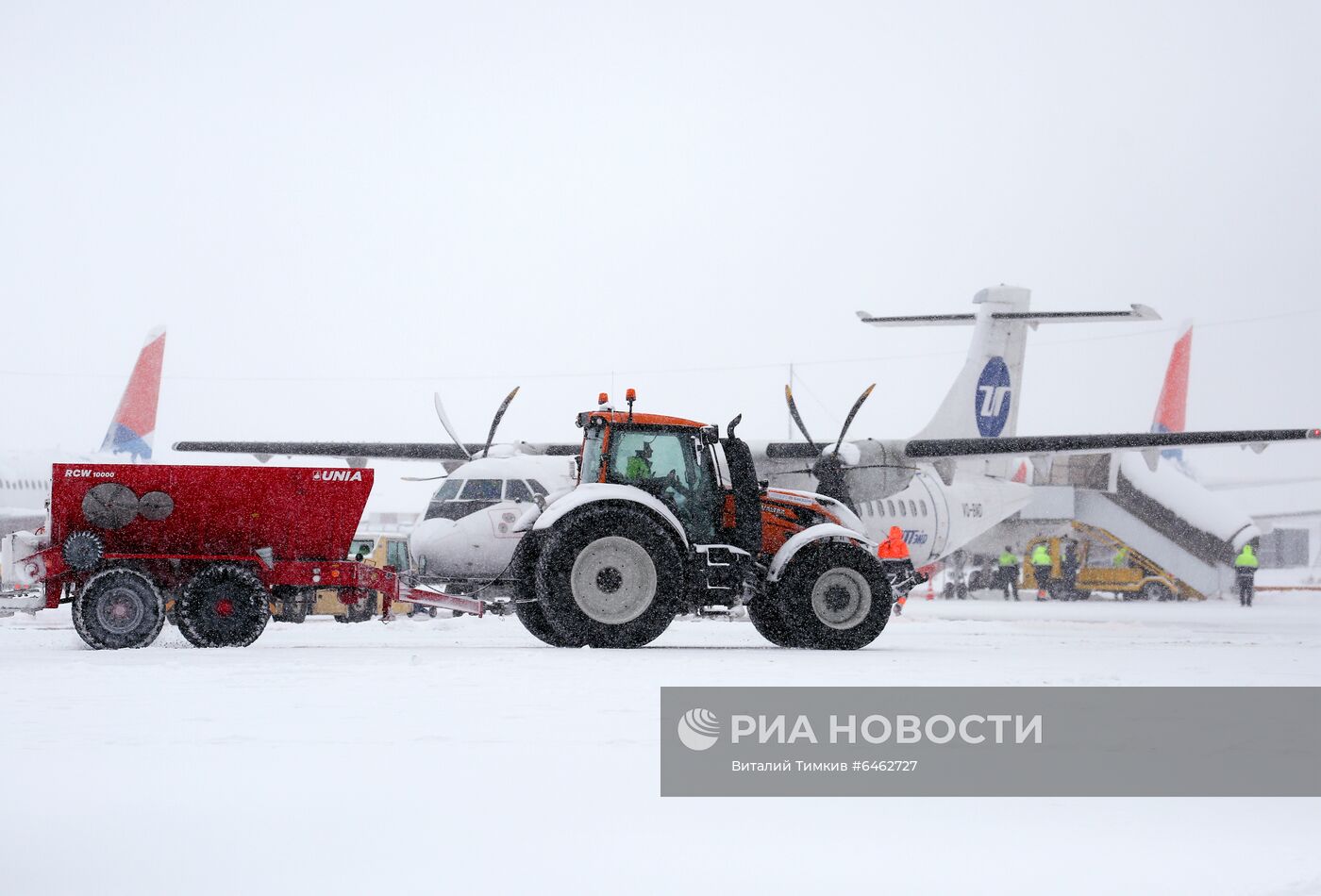 Уборка снега в аэропорту Краснодара