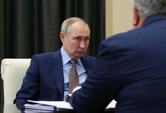 Президент РФ В. Путин встретился с главой компании "Роснефть" И. Сечиным