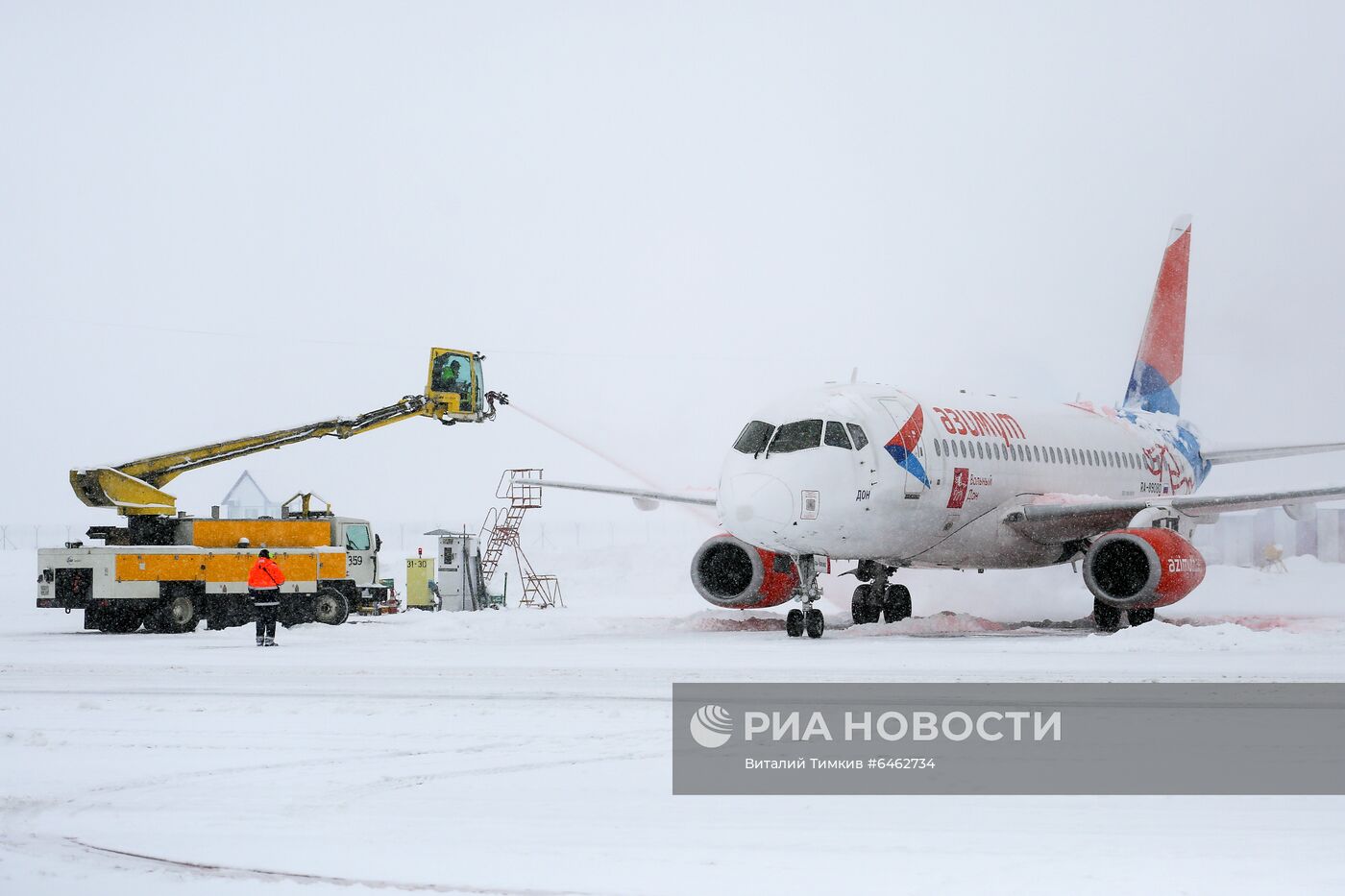 Уборка снега в аэропорту Краснодара