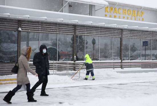 Уборка снега в аэропорту Краснодара