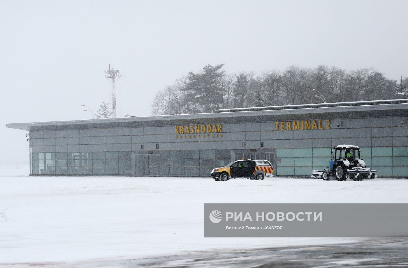 Уборка снега в аэропорту Краснодара