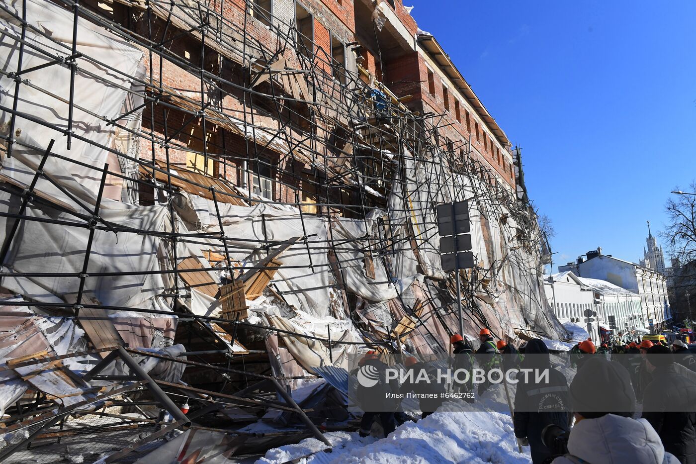 Строительные леса обрушились в центре Москвы