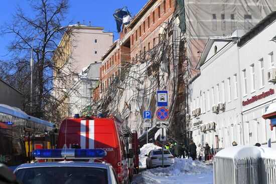 Строительные леса обрушились в центре Москвы