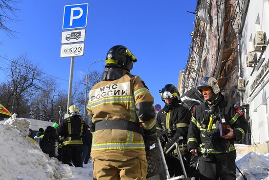 Строительные леса обрушились в центре Москвы