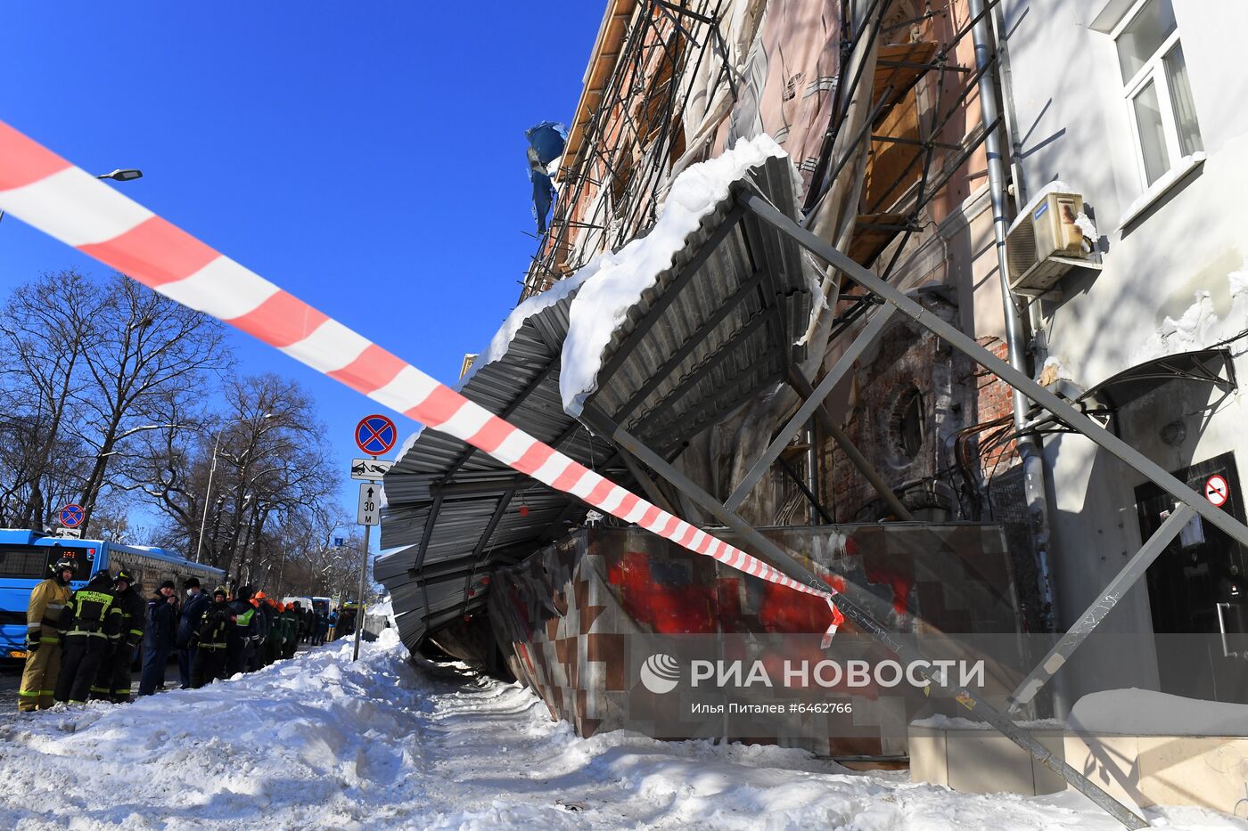 Строительные леса обрушились в центре Москвы