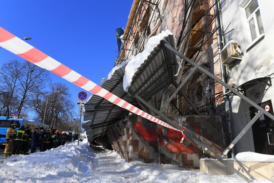 Строительные леса обрушились в центре Москвы