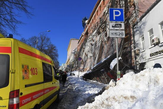 Строительные леса обрушились в центре Москвы