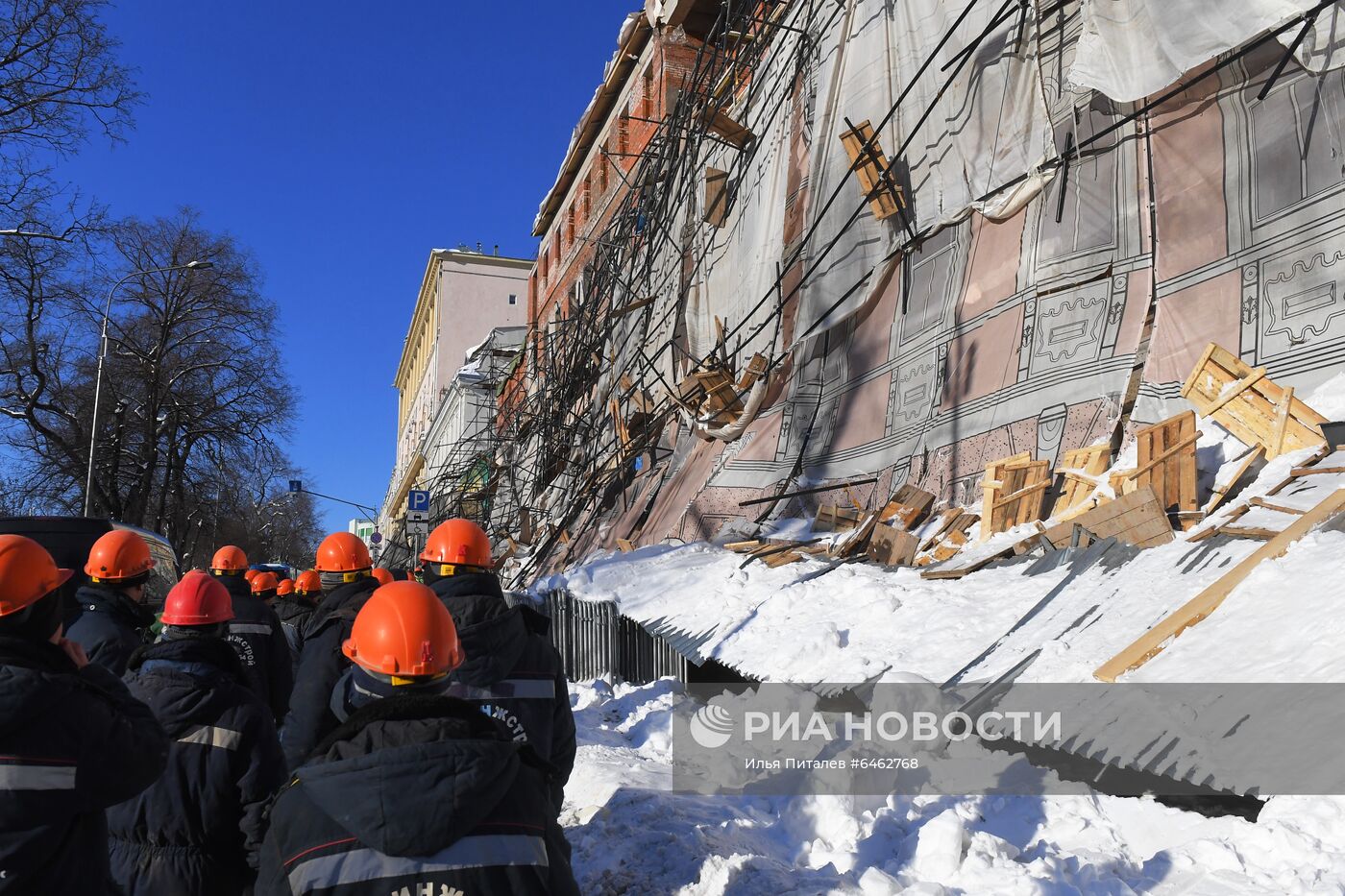 Строительные леса обрушились в центре Москвы