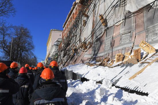 Строительные леса обрушились в центре Москвы