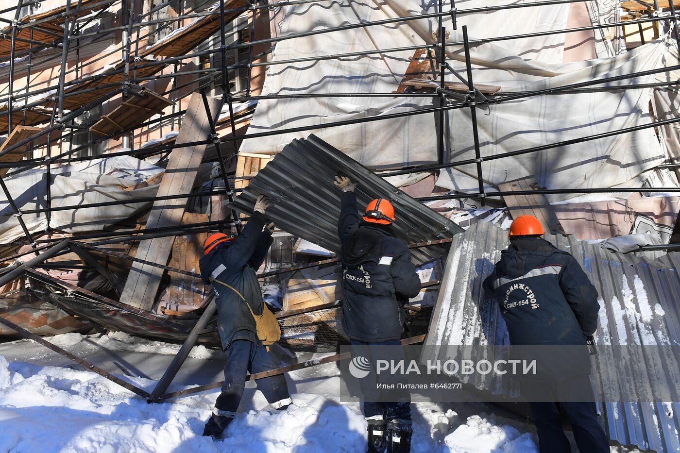 Строительные леса обрушились в центре Москвы