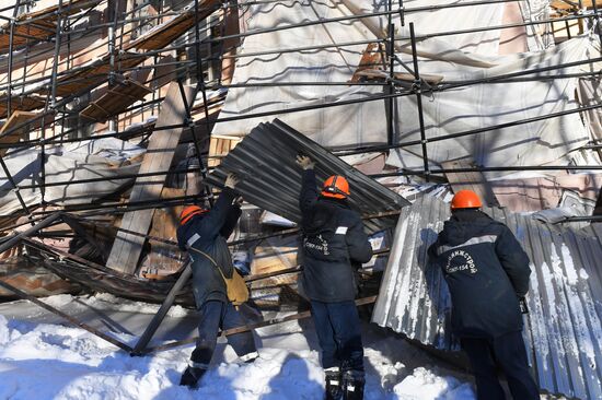 Строительные леса обрушились в центре Москвы