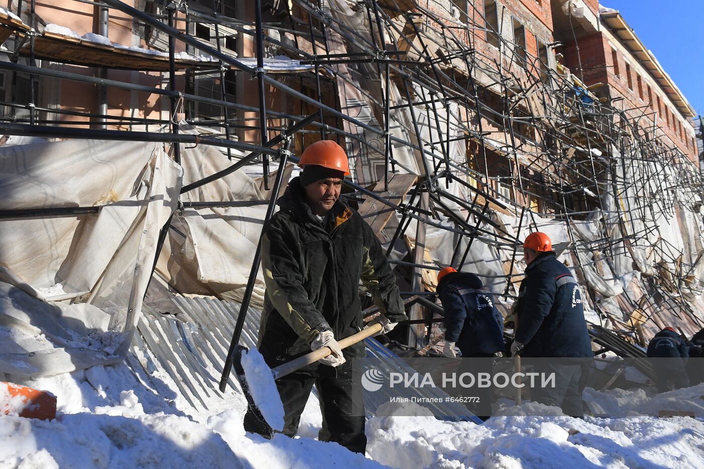 Строительные леса обрушились в центре Москвы