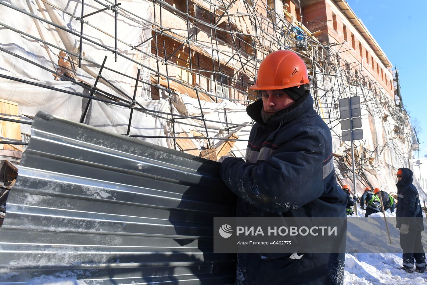 Строительные леса обрушились в центре Москвы