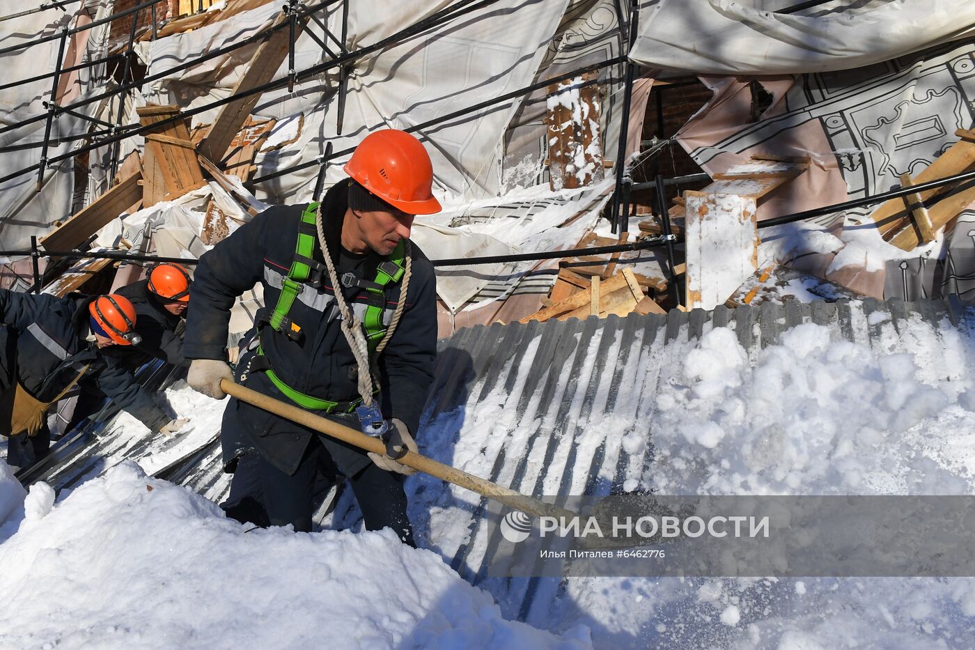 Строительные леса обрушились в центре Москвы