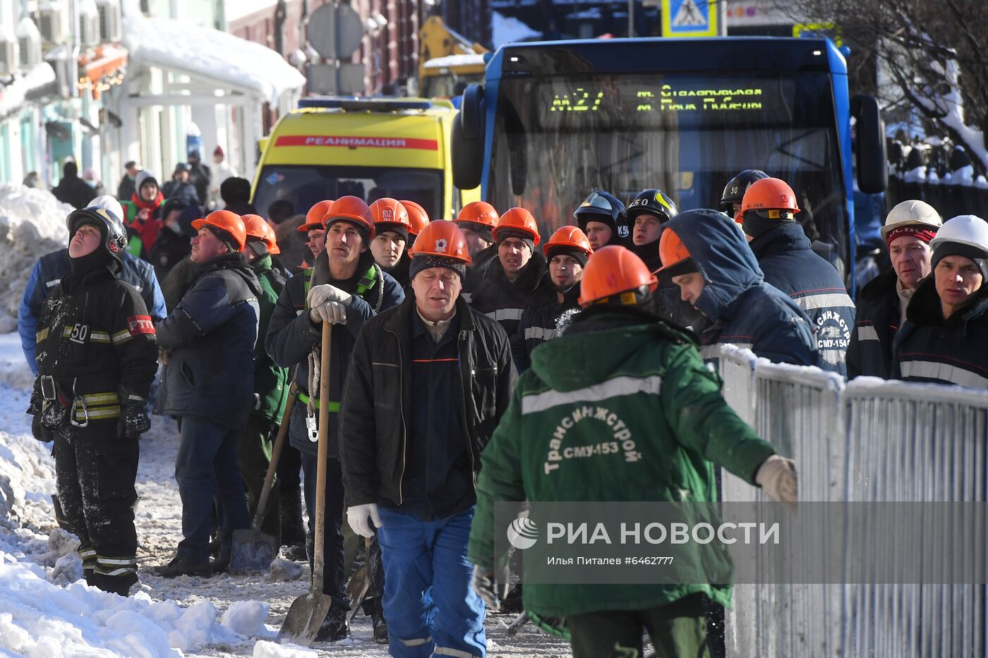 Строительные леса обрушились в центре Москвы