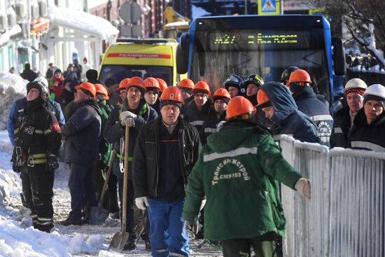 Строительные леса обрушились в центре Москвы