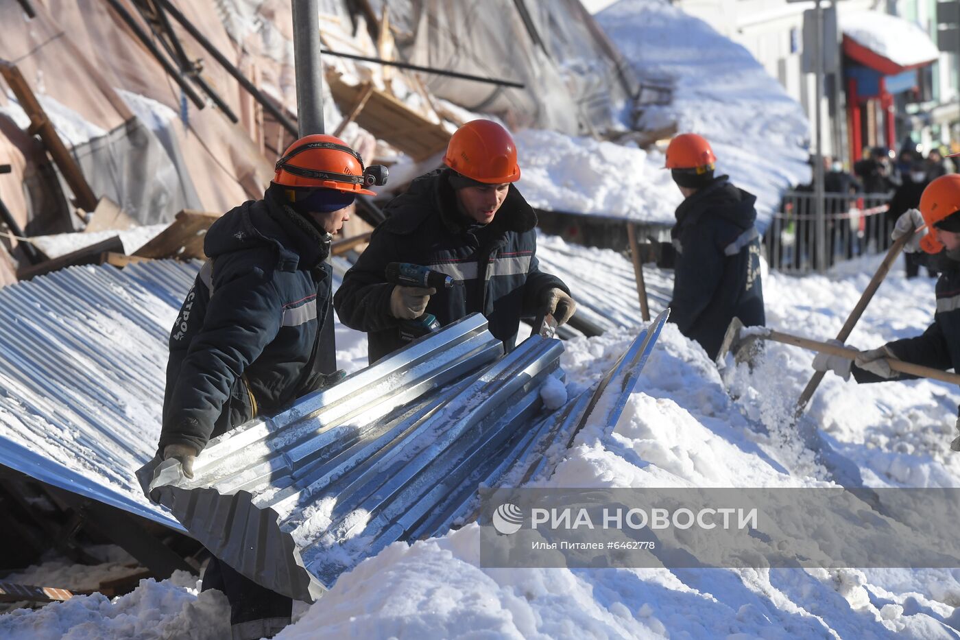 Строительные леса обрушились в центре Москвы