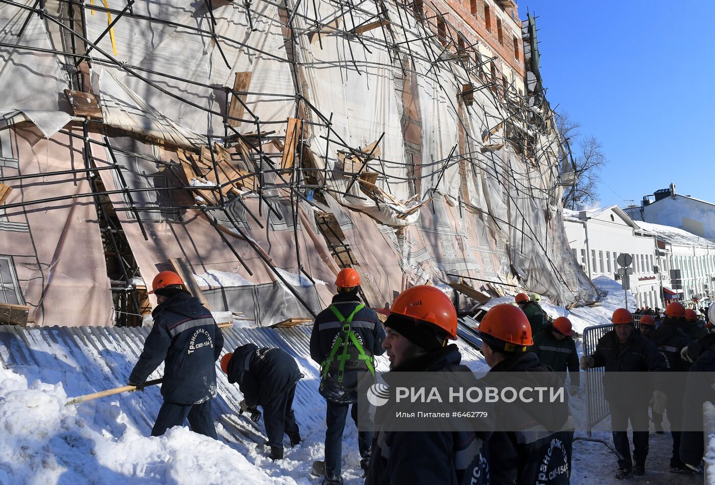 Строительные леса обрушились в центре Москвы