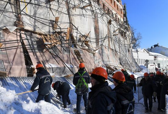 Строительные леса обрушились в центре Москвы