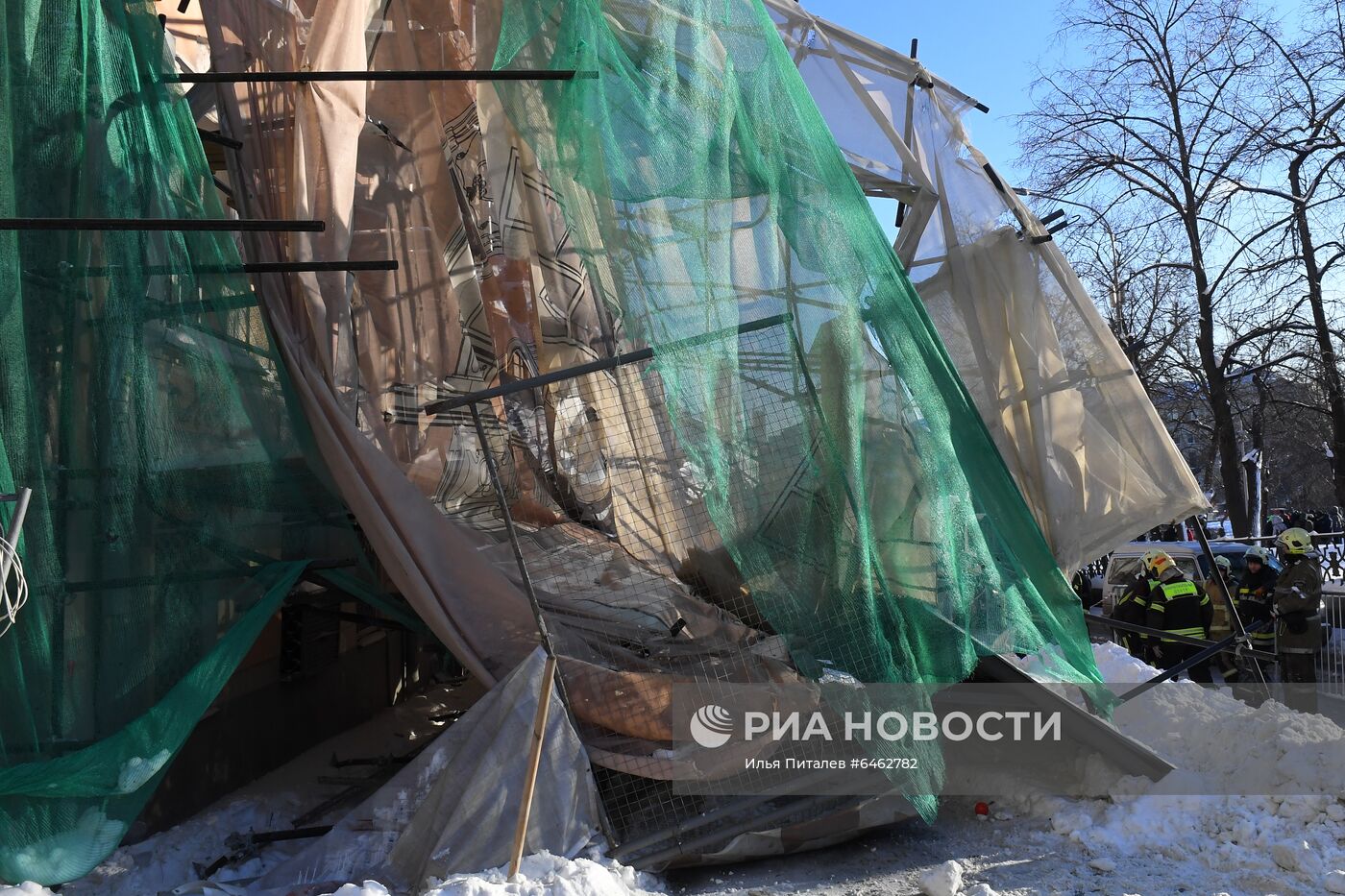 Строительные леса обрушились в центре Москвы