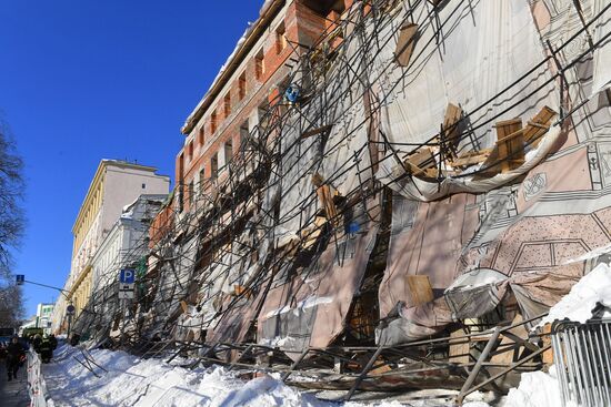 Строительные леса обрушились в центре Москвы