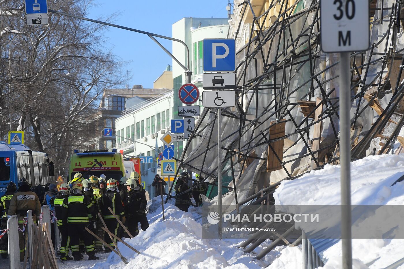 Строительные леса обрушились в центре Москвы